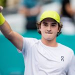 Nova promessa do tênis brasileiro surpreende em Indian Wells e se prepara para duelo com gigante do circuito