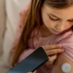 Tecnologia que Salva Vidas Também Exige Atenção: Crescem Casos de Problemas de Pele em Jovens com Diabetes